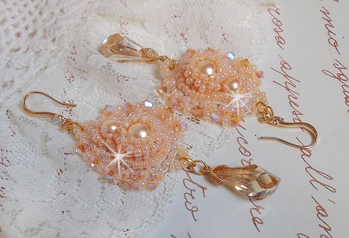 BO Idylle Beauty broderad med Swarovski-kristaller, guldpläterade tillbehör och fröpärlor.