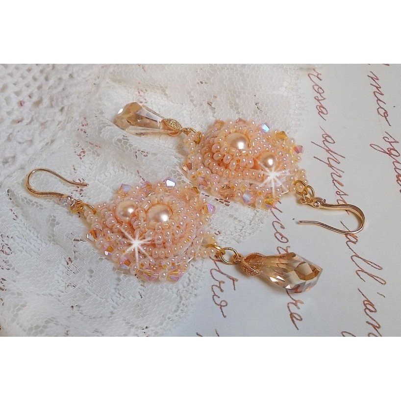 BO Idylle Beauty broderad med Swarovski-kristaller, guldpläterade tillbehör och fröpärlor.