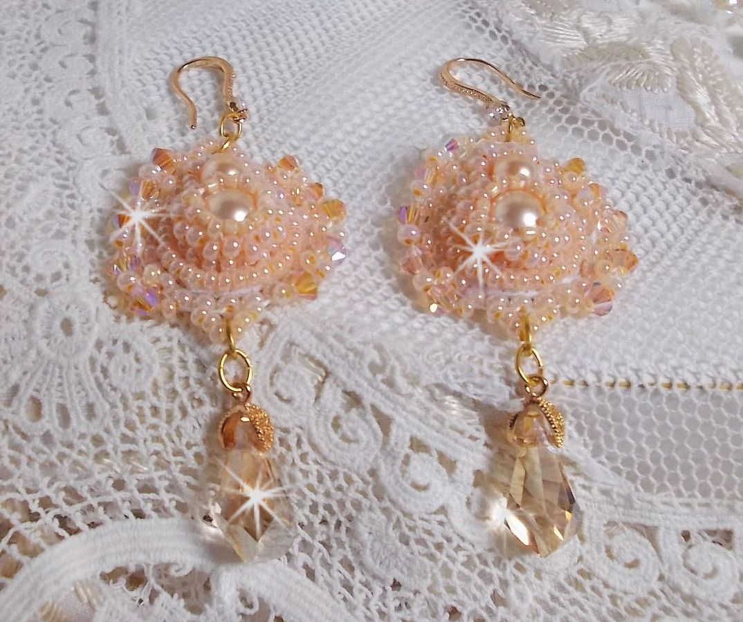 BO Idylle Beauty broderad med Swarovski-kristaller, guldpläterade tillbehör och fröpärlor.