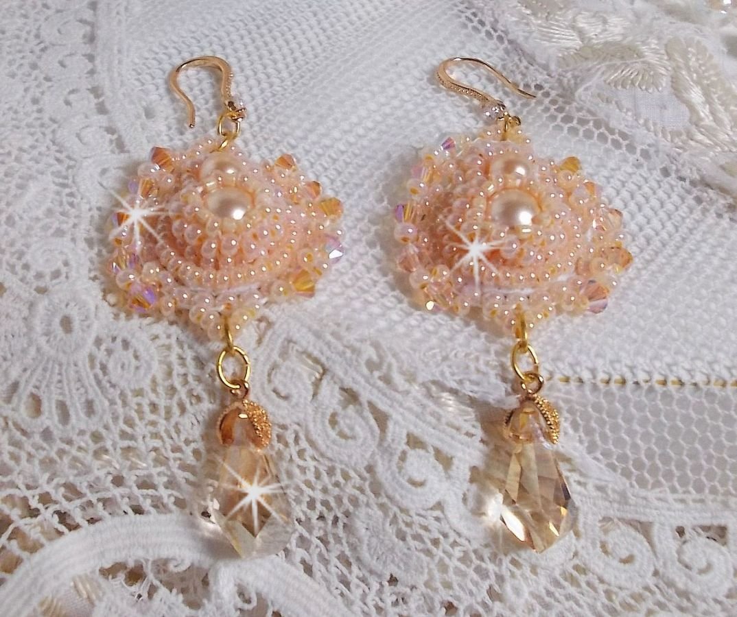BO Idylle Beauty broderad med Swarovski-kristaller, guldpläterade tillbehör och fröpärlor.