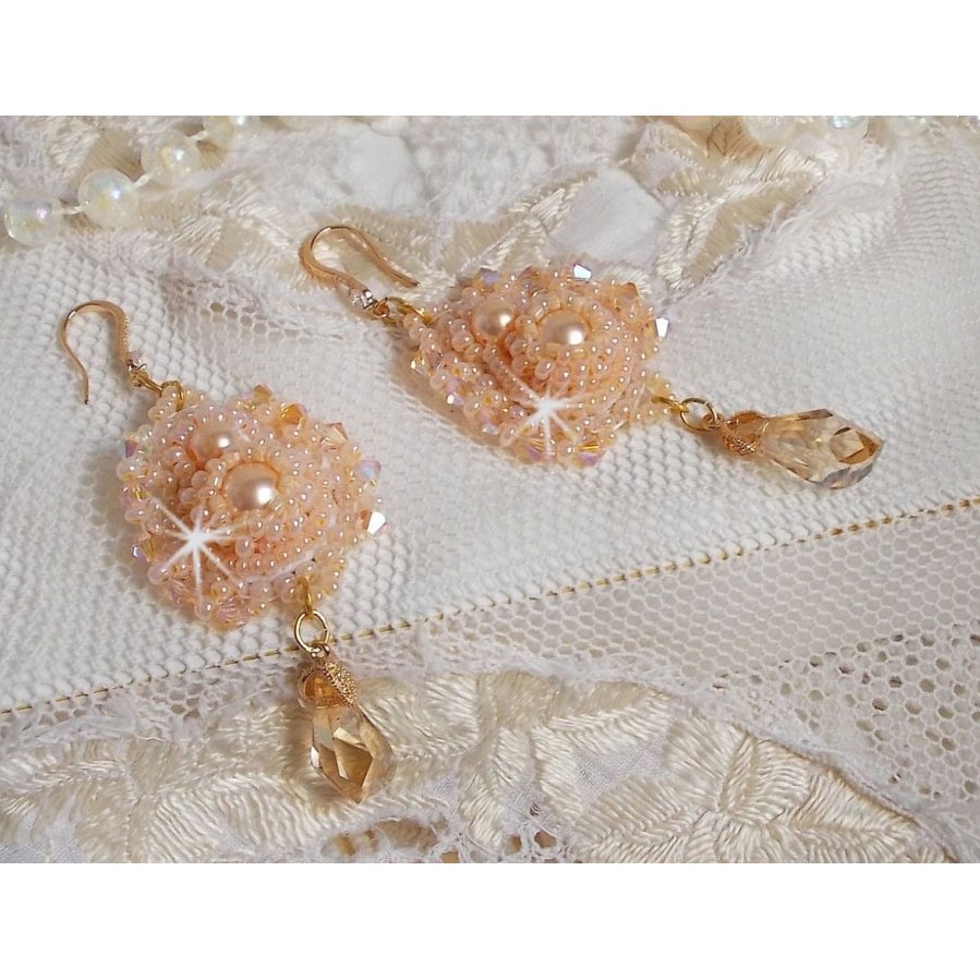 BO Idylle Beauty broderad med Swarovski-kristaller, guldpläterade tillbehör och fröpärlor.