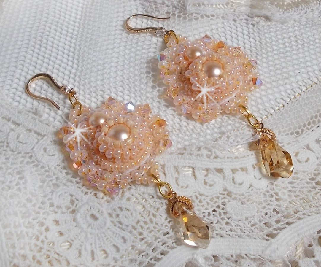 BO Idylle Beauty broderad med Swarovski-kristaller, guldpläterade tillbehör och fröpärlor.