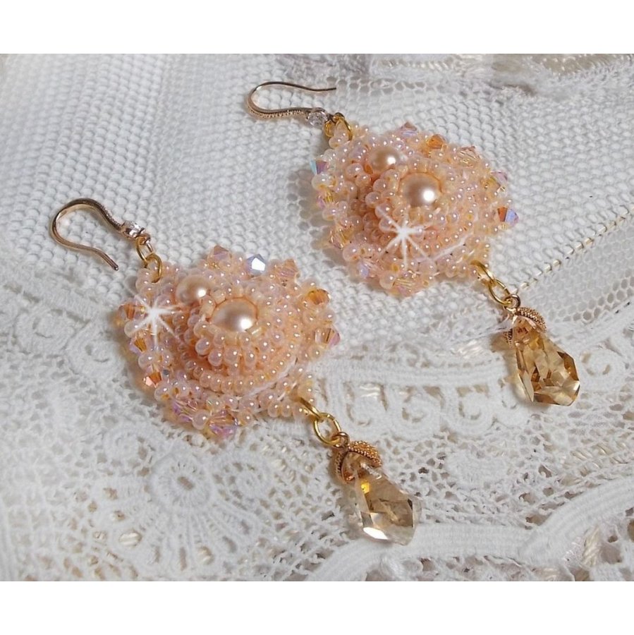 BO Idylle Beauty broderad med Swarovski-kristaller, guldpläterade tillbehör och fröpärlor.