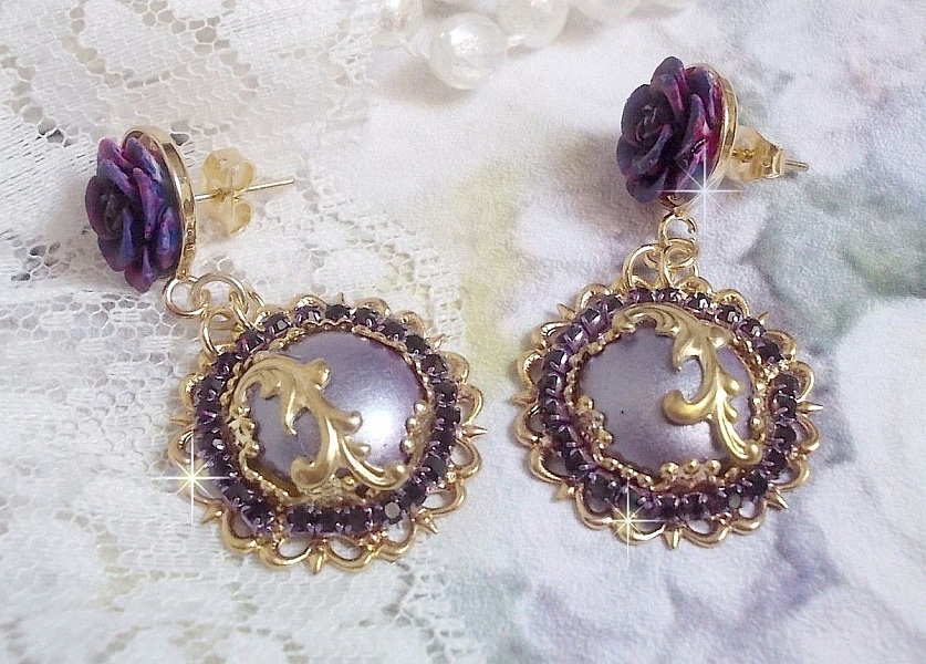 BO Illusions Merveilleuses cr&eacute;&eacute;es avec des cabochons mauve en verre, des entretoises dor&eacute;es et strass&eacute;es de couleur Am&eacute;thyste, estampes filigran&eacute;es, clous d'oreilles dor&eacute;es