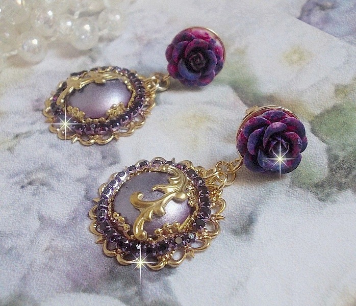 BO Illusions Merveilleuses cr&eacute;&eacute;es avec des cabochons mauve en verre, des entretoises dor&eacute;es et strass&eacute;es de couleur Am&eacute;thyste, estampes filigran&eacute;es, clous d'oreilles dor&eacute;es