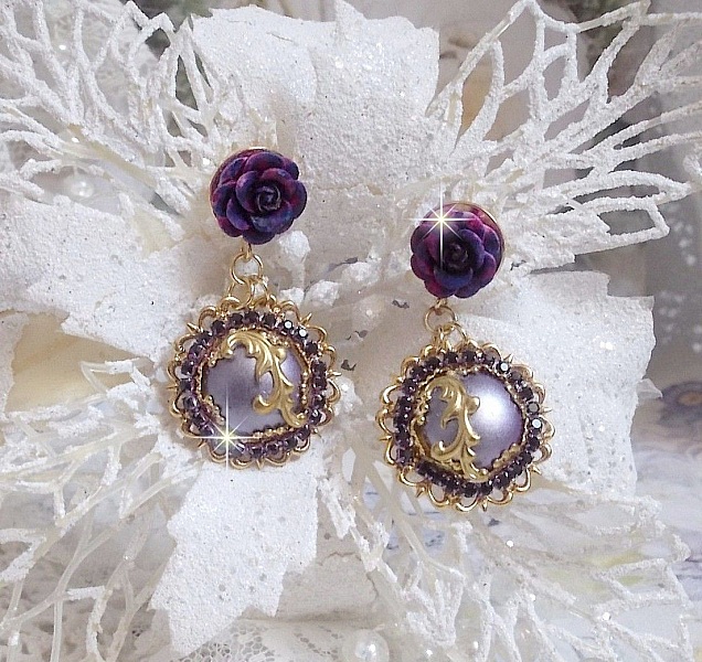 BO Illusions Merveilleuses cr&eacute;&eacute;es avec des cabochons mauve en verre, des entretoises dor&eacute;es et strass&eacute;es de couleur Am&eacute;thyste, estampes filigran&eacute;es, clous d'oreilles dor&eacute;es