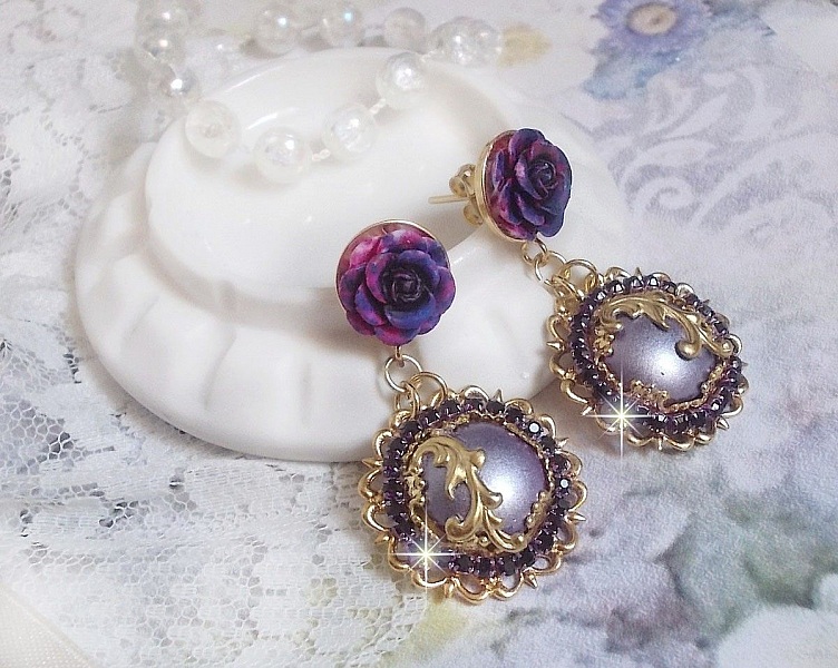 BO Illusions Merveilleuses cr&eacute;&eacute;es avec des cabochons mauve en verre, des entretoises dor&eacute;es et strass&eacute;es de couleur Am&eacute;thyste, estampes filigran&eacute;es, clous d'oreilles dor&eacute;es
