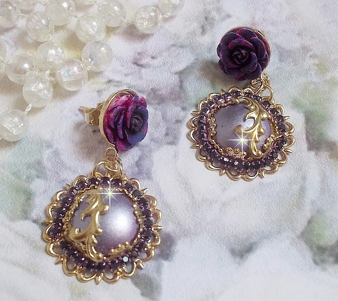 BO Illusions Merveilleuses cr&eacute;&eacute;es avec des cabochons mauve en verre, des entretoises dor&eacute;es et strass&eacute;es de couleur Am&eacute;thyste, estampes filigran&eacute;es, clous d'oreilles dor&eacute;es