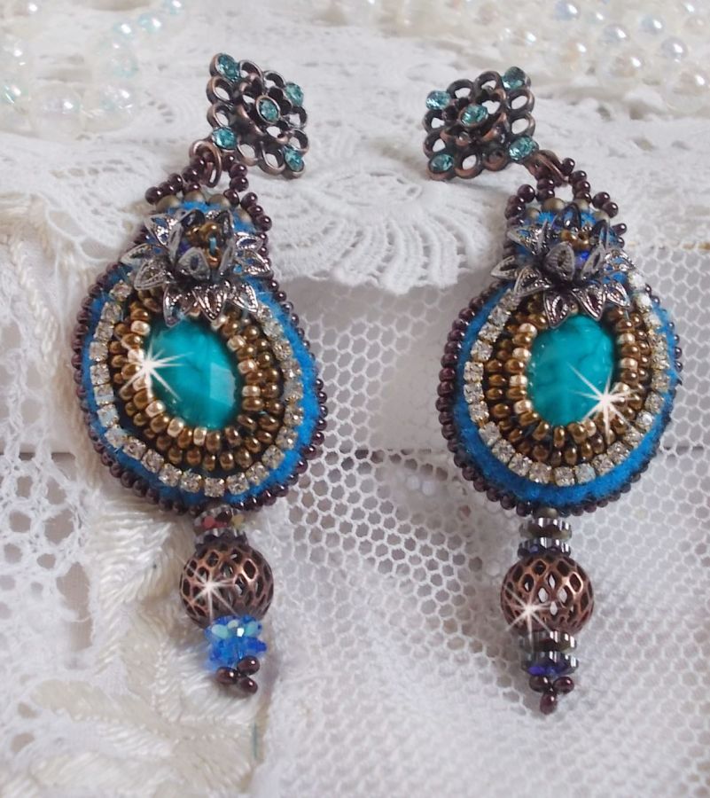 BO Ilycia Charming broderad med två turkosgröna facetterade cabochoner och Swarovski-kristaller.