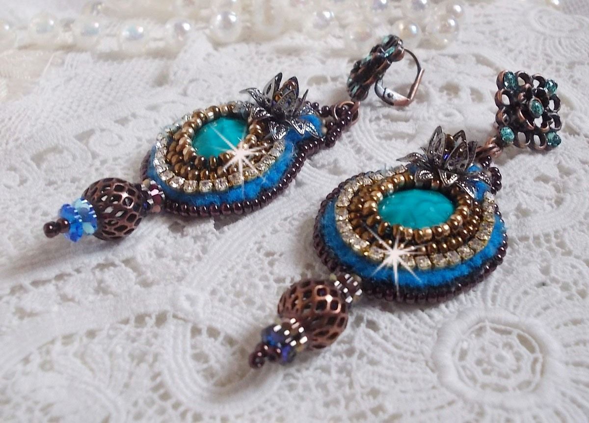 BO Ilycia Charming broderad med två turkosgröna facetterade cabochoner och Swarovski-kristaller.