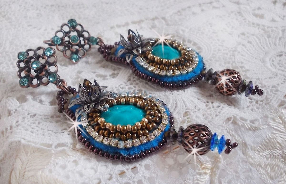 BO Ilycia Charming broderad med två turkosgröna facetterade cabochoner och Swarovski-kristaller.