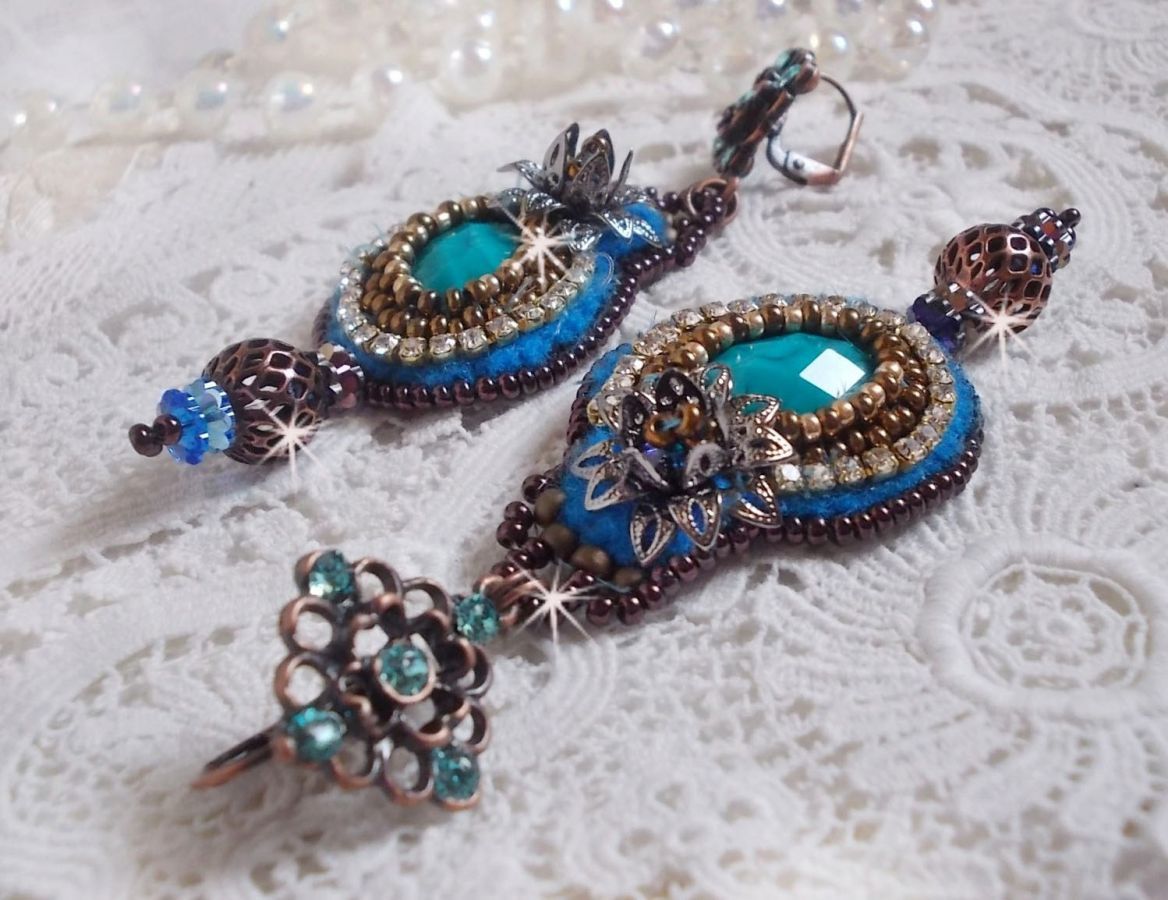 BO Ilycia Charming broderad med två turkosgröna facetterade cabochoner och Swarovski-kristaller.