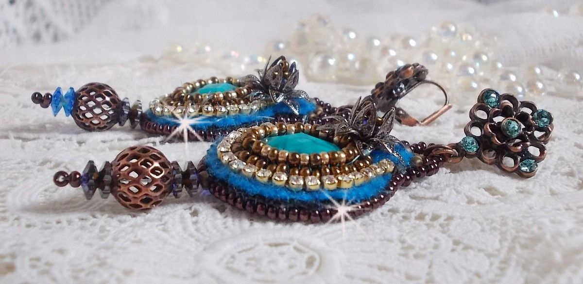 BO Ilycia Charming broderad med två turkosgröna facetterade cabochoner och Swarovski-kristaller.