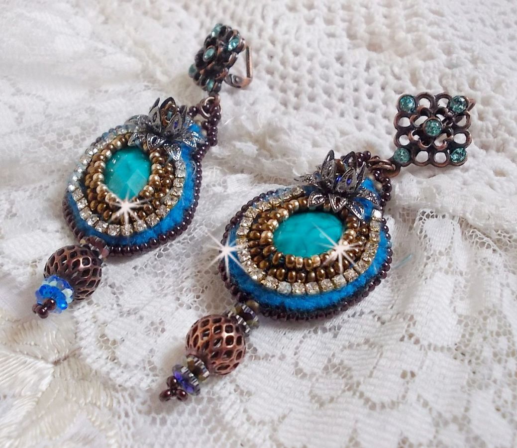 BO Ilycia Charming broderad med två turkosgröna facetterade cabochoner och Swarovski-kristaller.