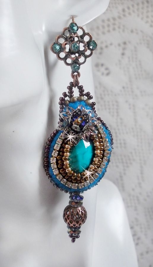 BO Ilycia Charming broderad med två turkosgröna facetterade cabochoner och Swarovski-kristaller.