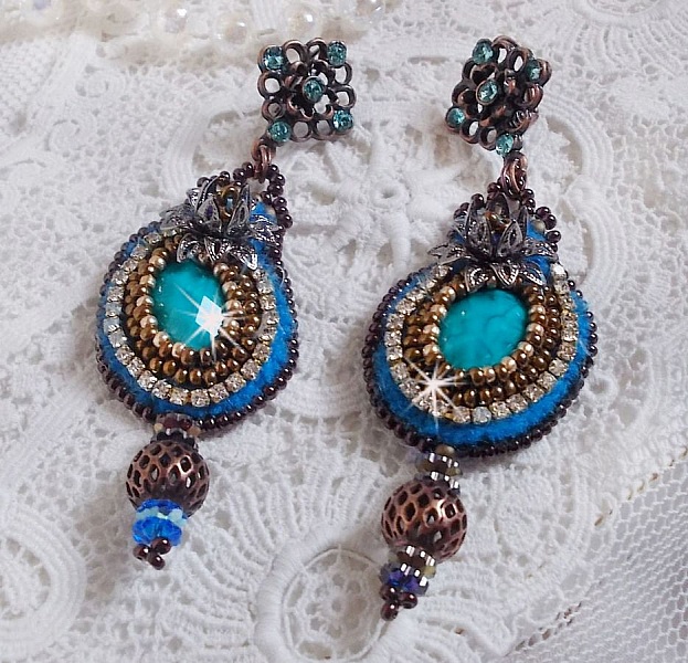 BO Ilycia Charming broderad med tv&aring; turkosgr&ouml;na facetterade cabochoner och Swarovski-kristaller.