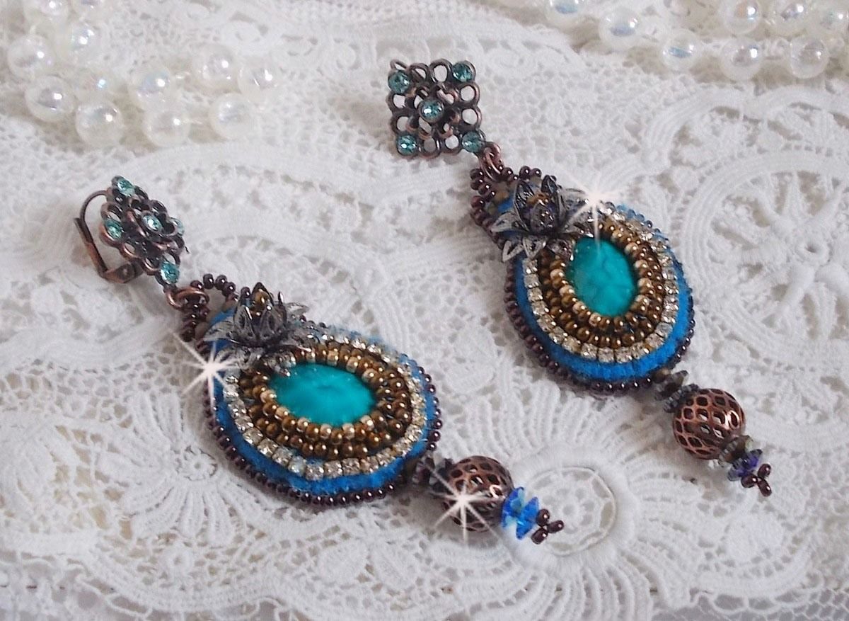 BO Ilycia Charming broderad med två turkosgröna facetterade cabochoner och Swarovski-kristaller.