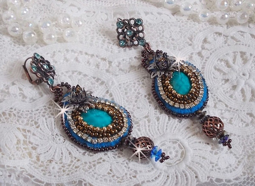 BO Ilycia Charming broderad med tv&aring; turkosgr&ouml;na facetterade cabochoner och Swarovski-kristaller.