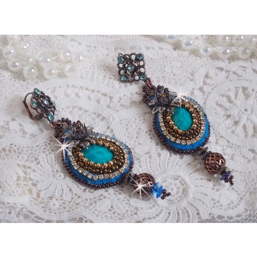 BO Ilycia Charming broderad med två turkosgröna facetterade cabochoner och Swarovski-kristaller.