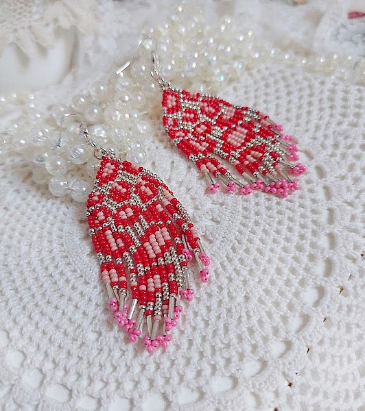 Boucles d'oreilles artisanales en perles de rocaille et argent.