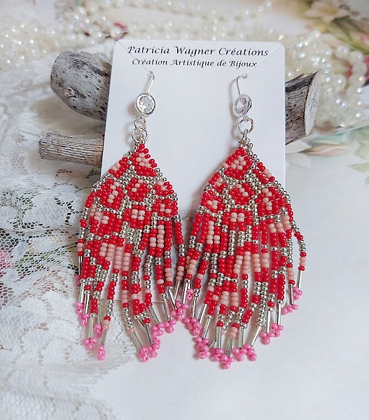 Boucles d'oreilles pendantes en perles de rocaille rouge et argent.