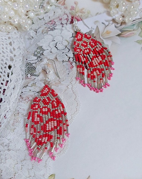 Boucles d'oreilles pendantes en perles de rocaille et argent.