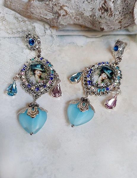 BO Infiniment Bleut&eacute; cr&eacute;&eacute;es avec cabochons verres, perles facett&eacute;es et perles Cristal Swarovski.