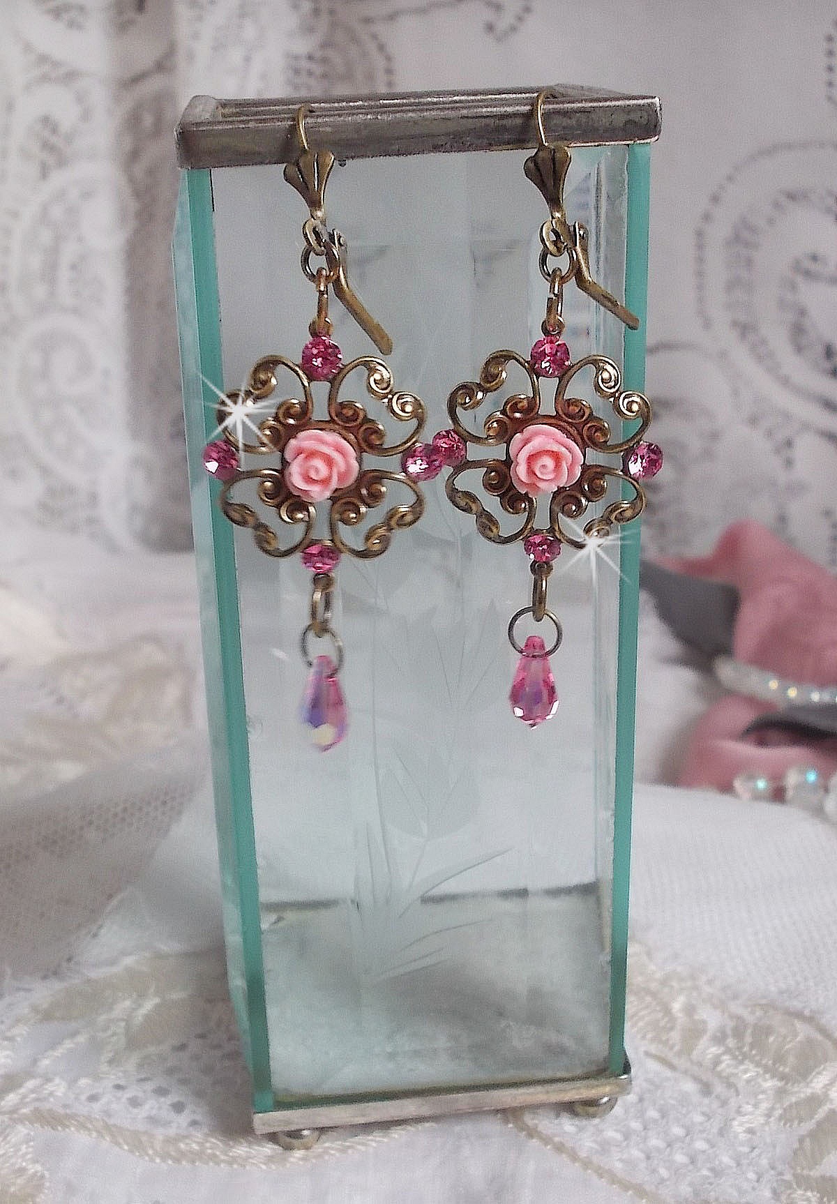 BO Irresistible Eden Collection med dessa Swarovski-kristaller monterade p&aring; ljush&aring;llare i brons.