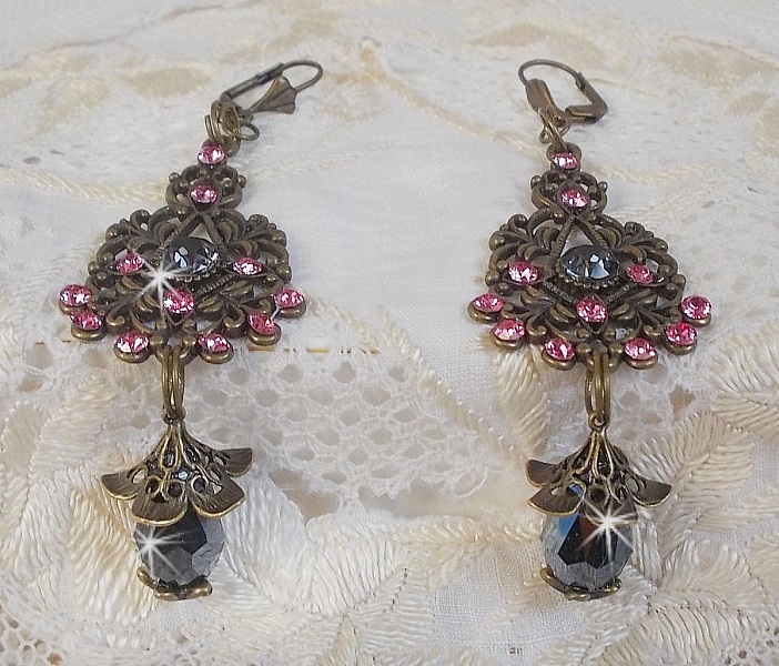 BO Irresistible Love Collection med Swarovski-kristaller monterade p&aring; filigranljush&aring;llare i brons.