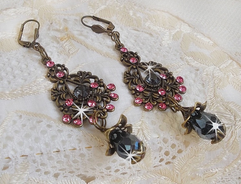 BO Irresistible Love Collection med Swarovski-kristaller monterade p&aring; filigranljush&aring;llare i brons.