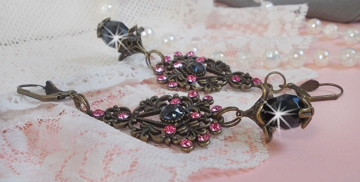 BO Irresistible Love Collection med Swarovski-kristaller monterade på filigranljushållare i brons.