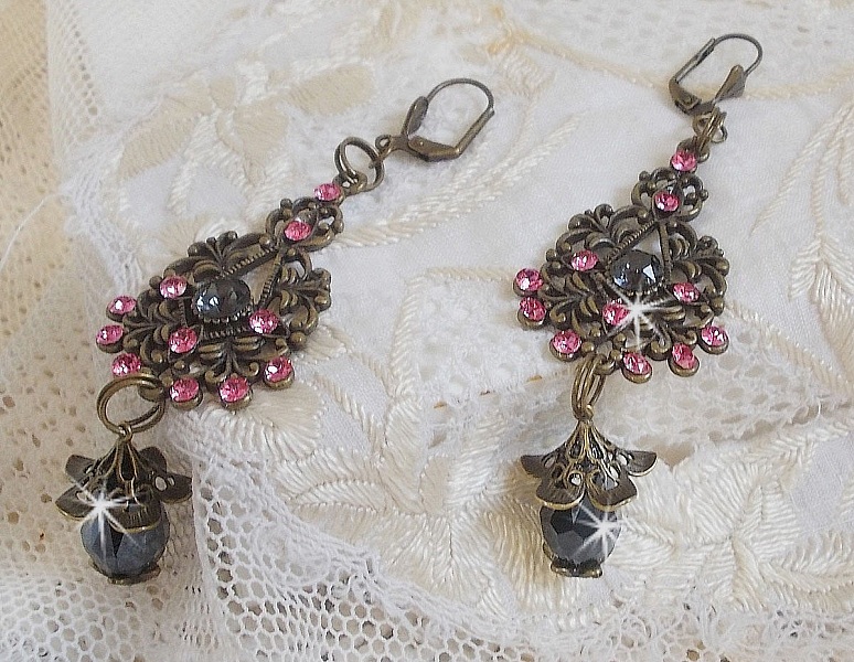 BO Irresistible Love Collection med Swarovski-kristaller monterade p&aring; filigranljush&aring;llare i brons.