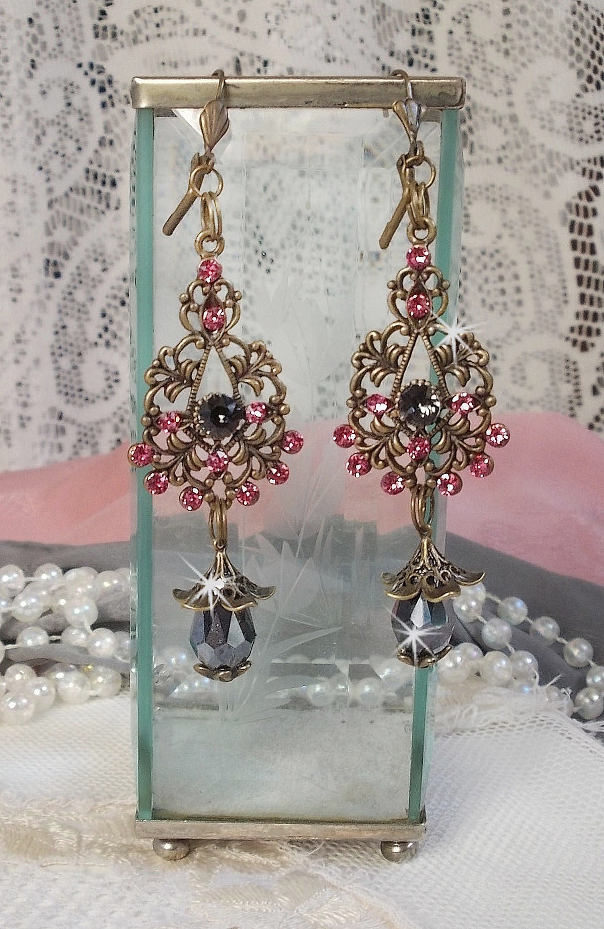 BO Irresistible Love Collection med Swarovski-kristaller monterade p&aring; filigranljush&aring;llare i brons.