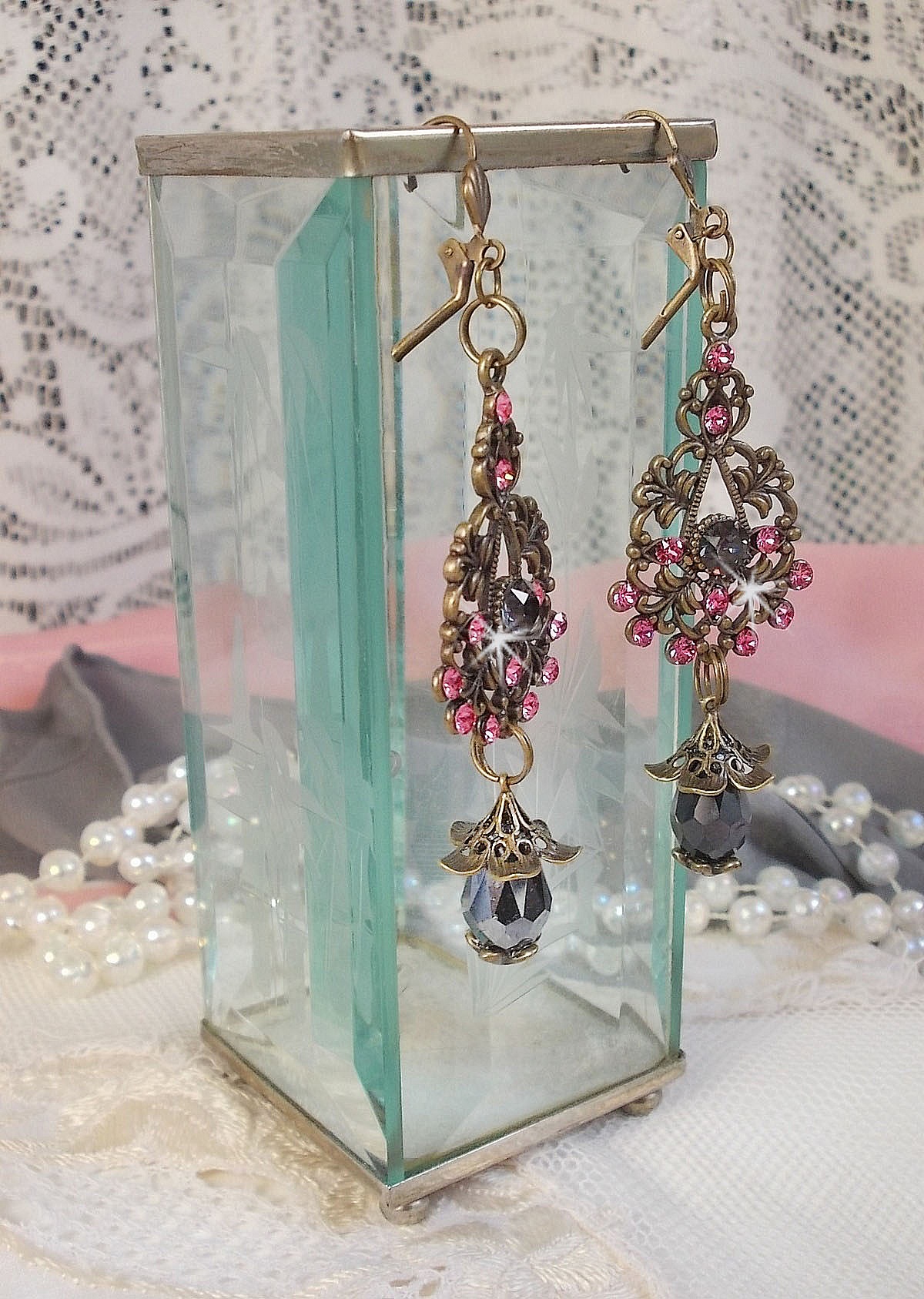 BO Irresistible Love Collection med Swarovski-kristaller monterade p&aring; filigranljush&aring;llare i brons.