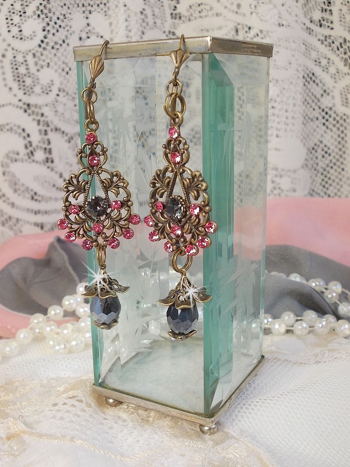 BO Irresistible Love Collection med Swarovski-kristaller monterade p&aring; filigranljush&aring;llare i brons.