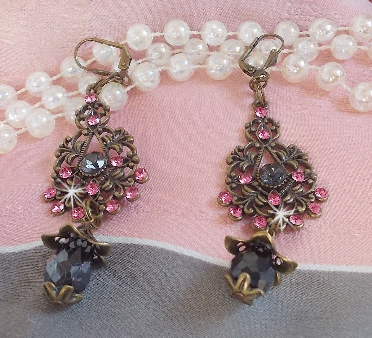 BO Irresistible Love Collection med Swarovski-kristaller monterade på filigranljushållare i brons.