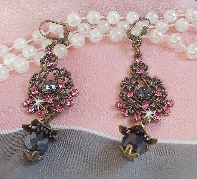 BO Irresistible Love Collection med Swarovski-kristaller monterade p&aring; filigranljush&aring;llare i brons.