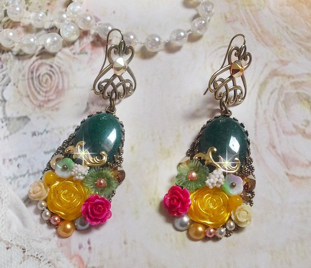 BO Jade blommor skapad med ovala malaysiska jade cabochons, Swarovski kristaller, harts pärlor, glas blommor med kvalitetstillbehör. 