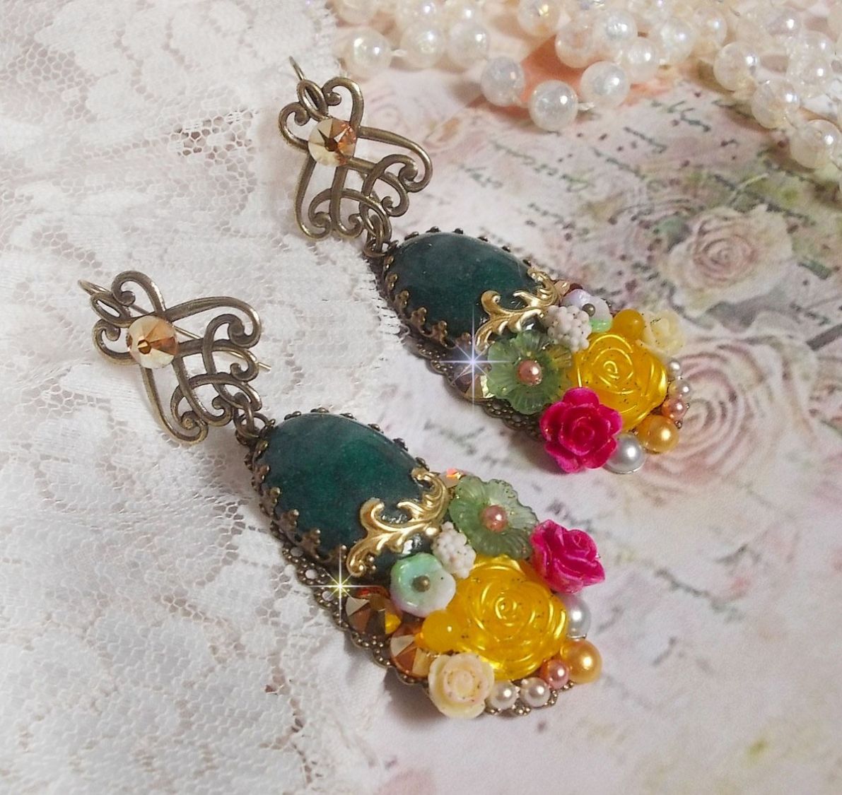 BO Jade blommor skapad med ovala malaysiska jade cabochons, Swarovski kristaller, harts pärlor, glas blommor med kvalitetstillbehör. 