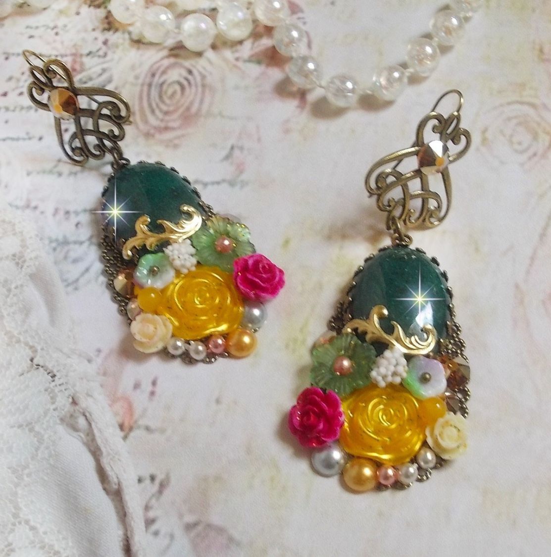 BO Jade blommor skapad med ovala malaysiska jade cabochons, Swarovski kristaller, harts pärlor, glas blommor med kvalitetstillbehör. 