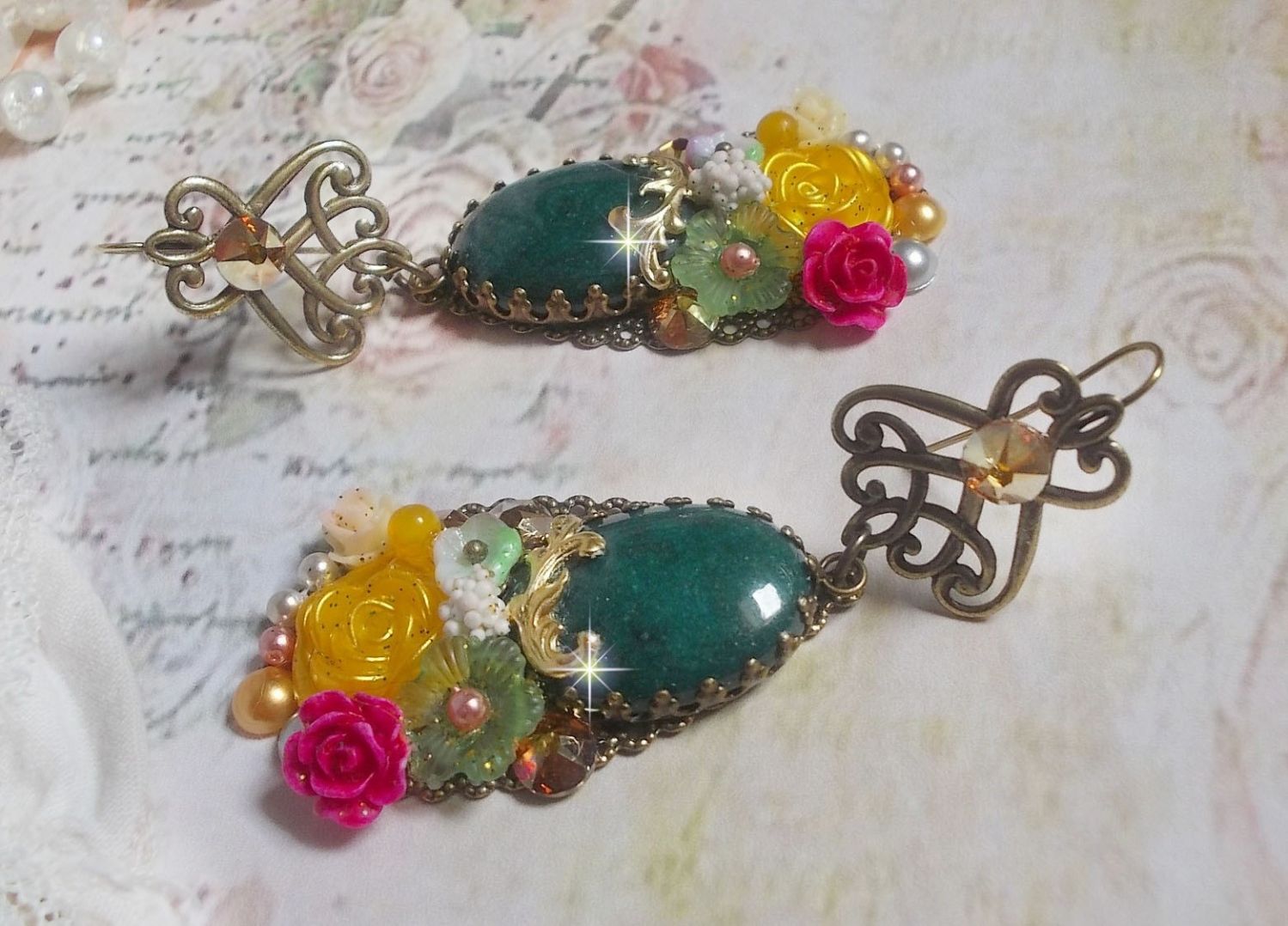 BO Jade blommor skapad med ovala malaysiska jade cabochons, Swarovski kristaller, harts pärlor, glas blommor med kvalitetstillbehör. 