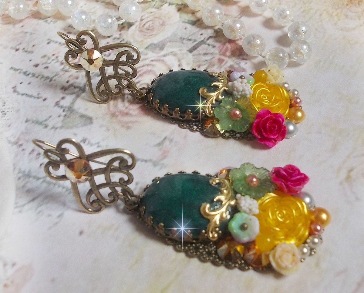 BO Jade blommor skapad med ovala malaysiska jade cabochons, Swarovski kristaller, harts pärlor, glas blommor med kvalitetstillbehör. 