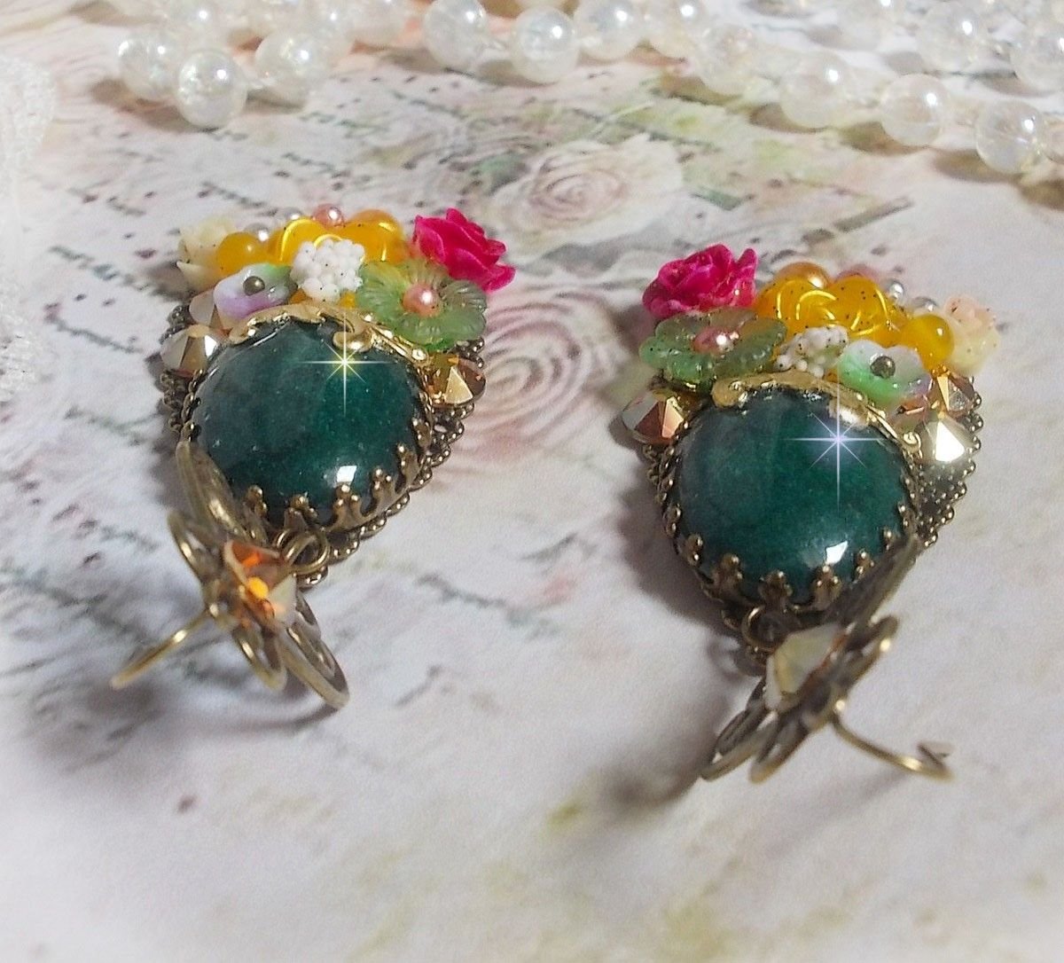 BO Jade blommor skapad med ovala malaysiska jade cabochons, Swarovski kristaller, harts pärlor, glas blommor med kvalitetstillbehör. 