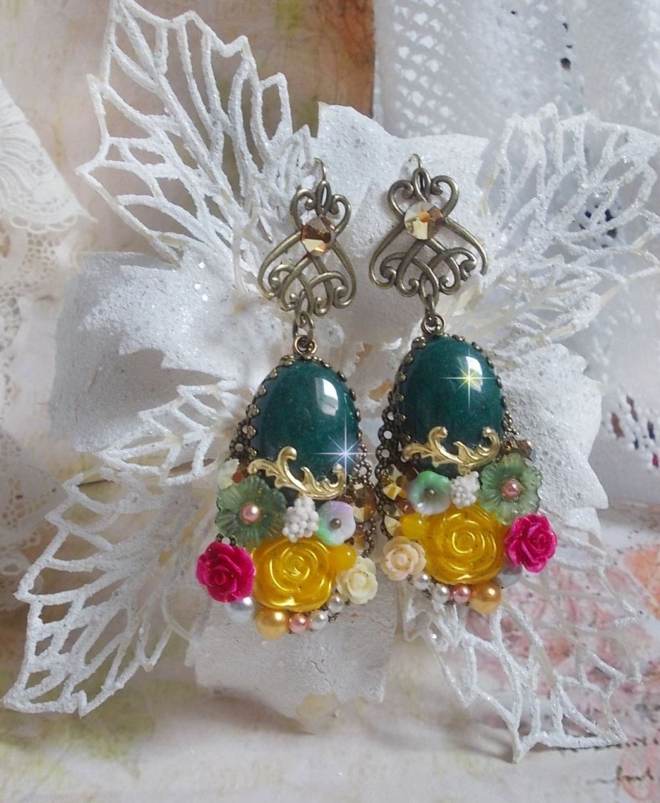 BO Jade blommor skapad med ovala malaysiska jade cabochons, Swarovski kristaller, harts pärlor, glas blommor med kvalitetstillbehör. 