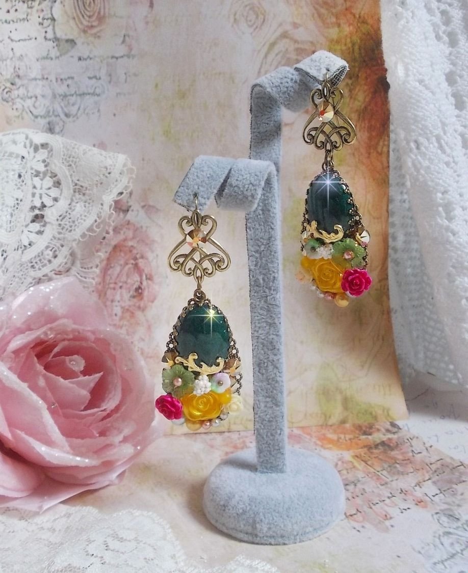 BO Jade blommor skapad med ovala malaysiska jade cabochons, Swarovski kristaller, harts pärlor, glas blommor med kvalitetstillbehör. 