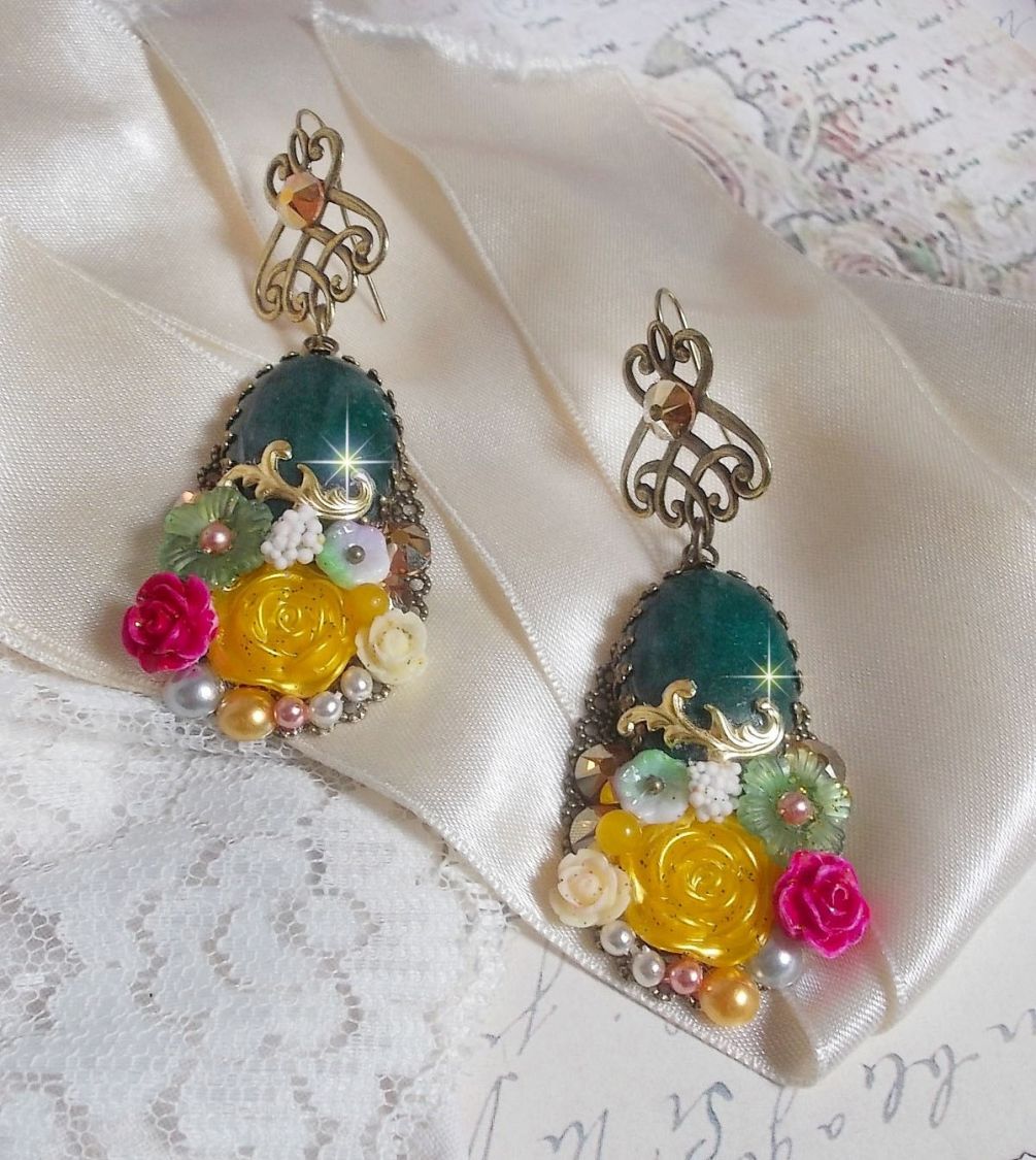 BO Jade blommor skapad med ovala malaysiska jade cabochons, Swarovski kristaller, harts pärlor, glas blommor med kvalitetstillbehör. 