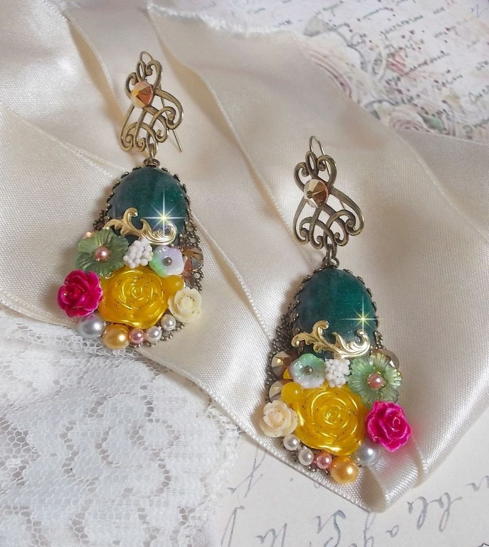 BO Jade blommor skapad med ovala malaysiska jade cabochons, Swarovski kristaller, harts pärlor, glas blommor med kvalitetstillbehör. 