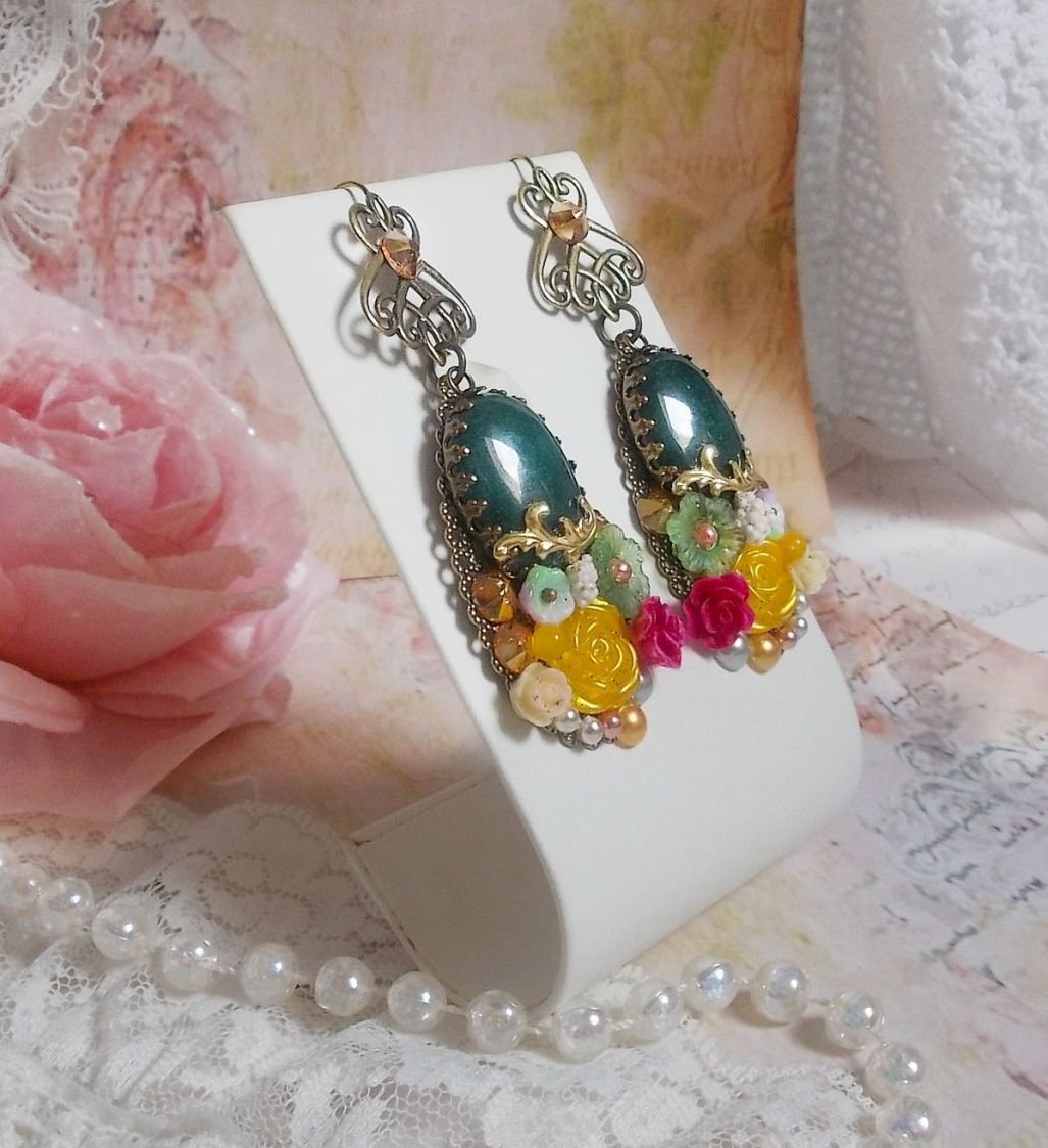 BO Jade blommor skapad med ovala malaysiska jade cabochons, Swarovski kristaller, harts pärlor, glas blommor med kvalitetstillbehör. 