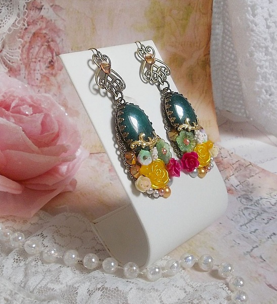 BO Jade blommor skapad med ovala malaysiska jade cabochons, Swarovski kristaller, harts p&auml;rlor, glas blommor med kvalitetstillbeh&ouml;r. 