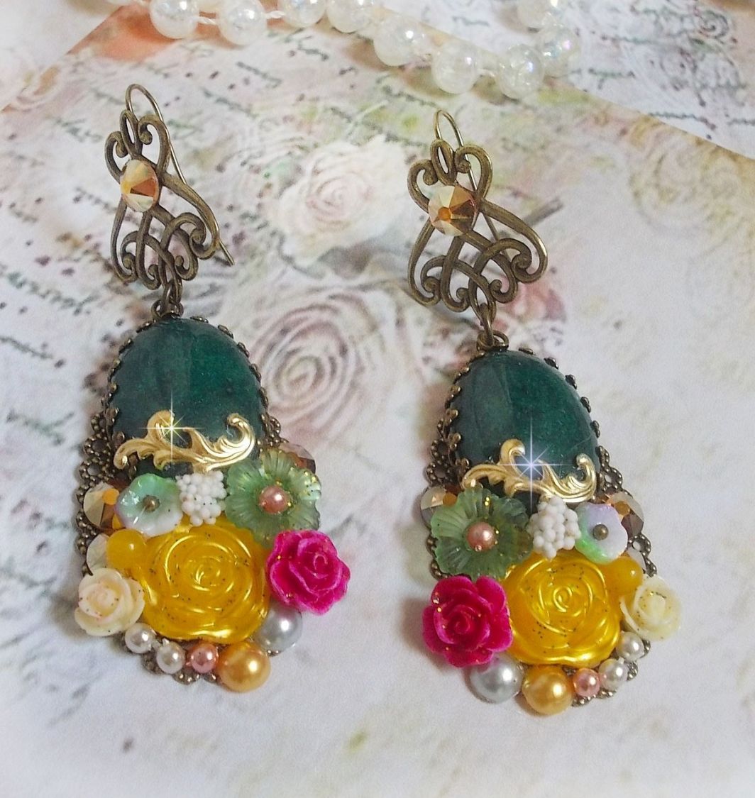 BO Jade blommor skapad med ovala malaysiska jade cabochons, Swarovski kristaller, harts pärlor, glas blommor med kvalitetstillbehör. 